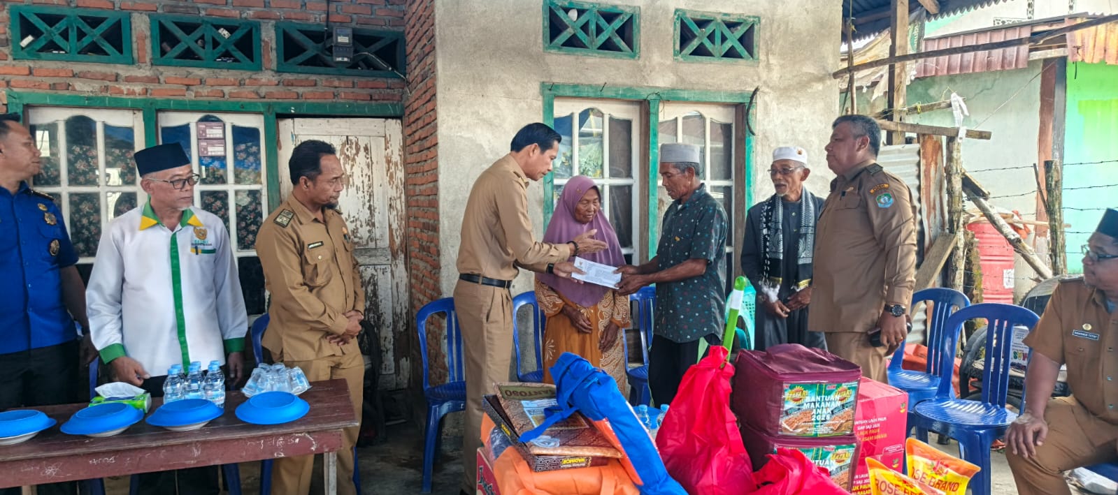 Bupati Kaur Salurkan Bantuan Kepada Korban Kebakaran di Tanjung Kemuning 2