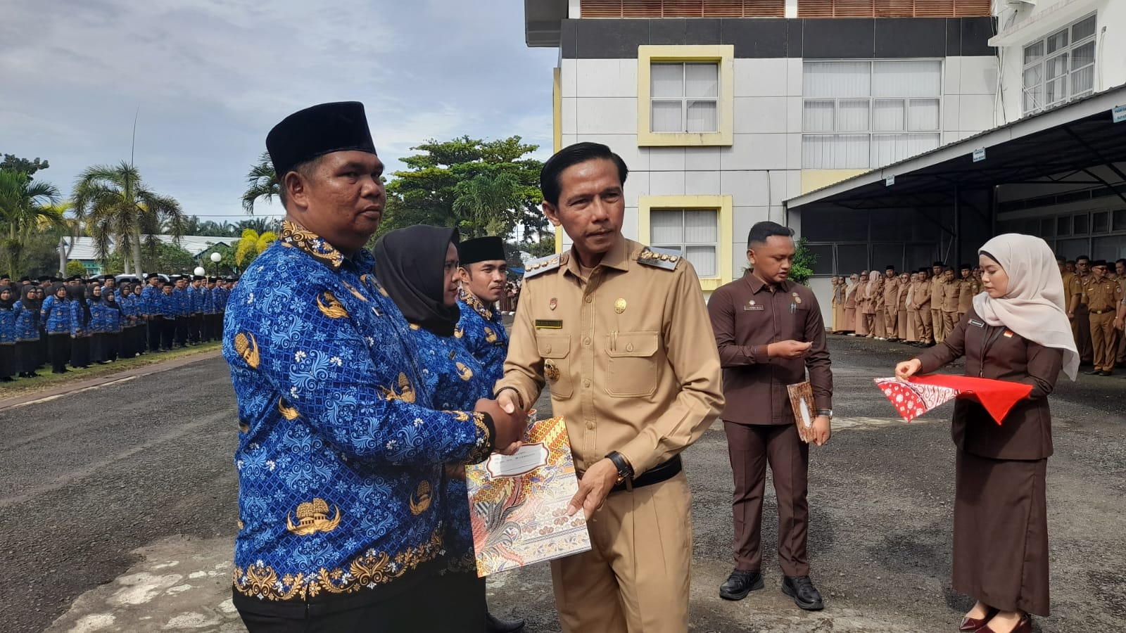 Bupati Kaur Gusril Pausi M.AP Kukuhkan 744 P3K Paruh Waktu ; Bupati Tekankan Kinerja dan Komitmen