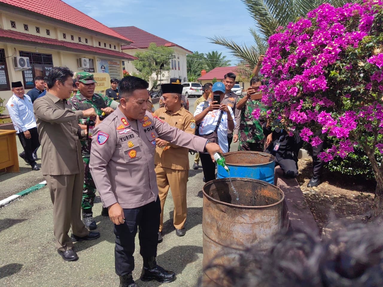 Menjelang Tahun Baru 2026 ; Polres Kaur Musnahkan 1.200 Botol Miras