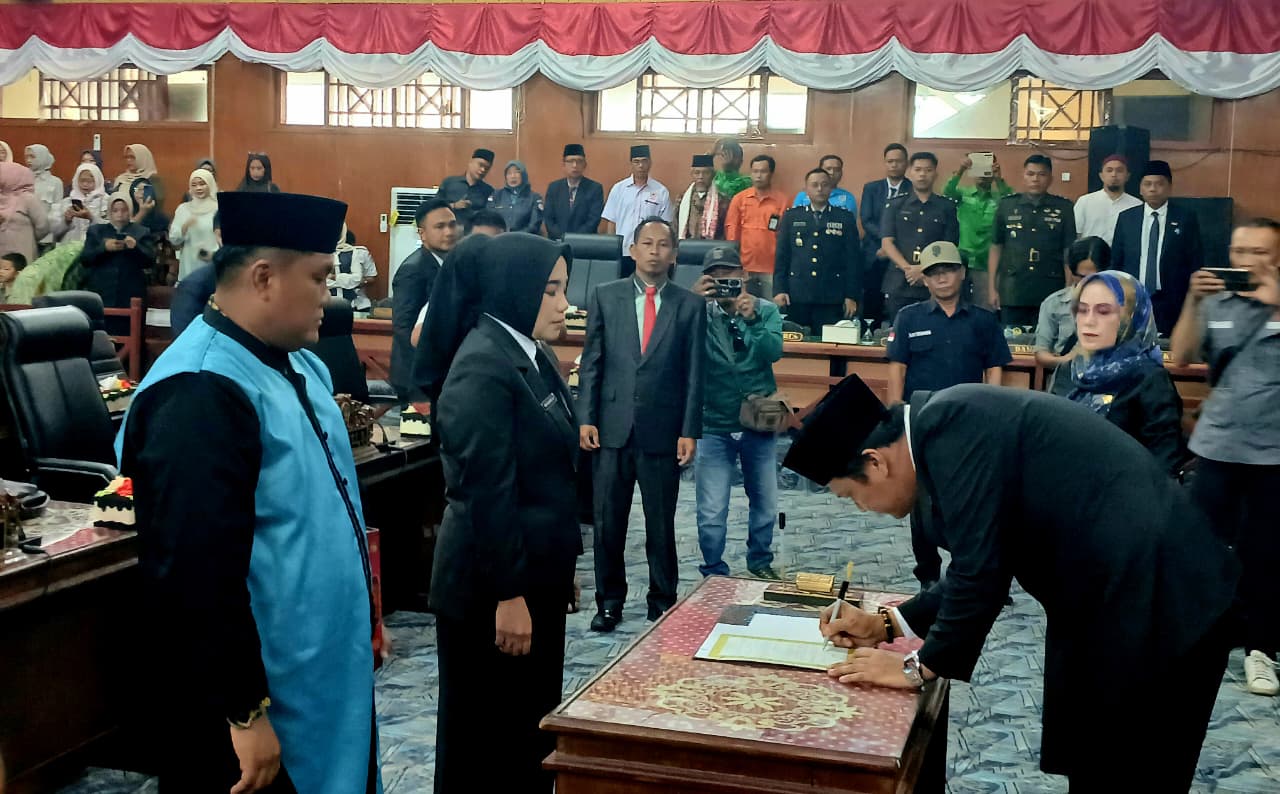 Rapat Paripurna Istimewa DPRD Kaur, Erni Yuliharti Resmi Gantikan Soudar Madi Aguscik