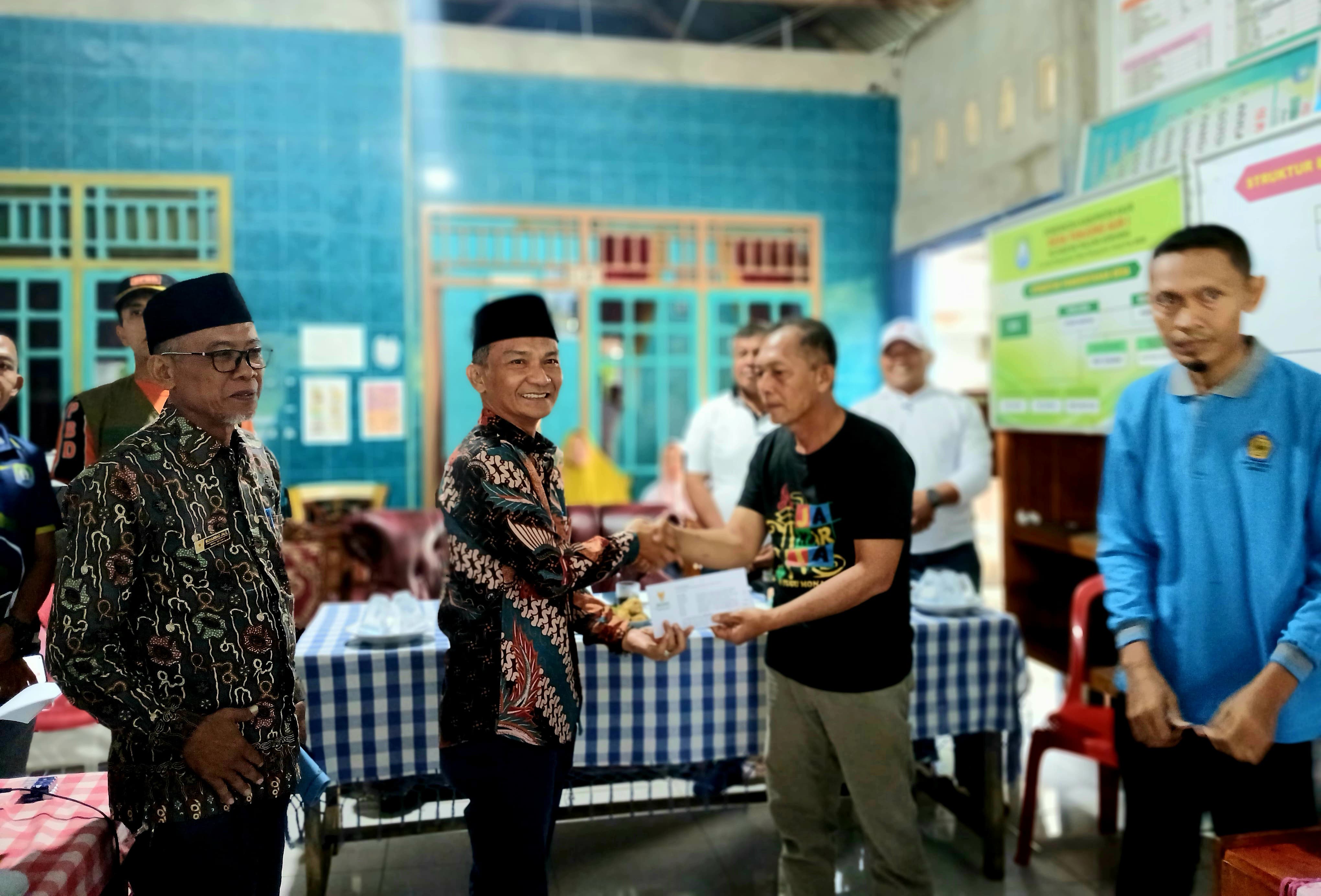 Puting Beliung di Tanjung Aur I ; Pemerintah Kaur Sigap Serahkan Bantuan