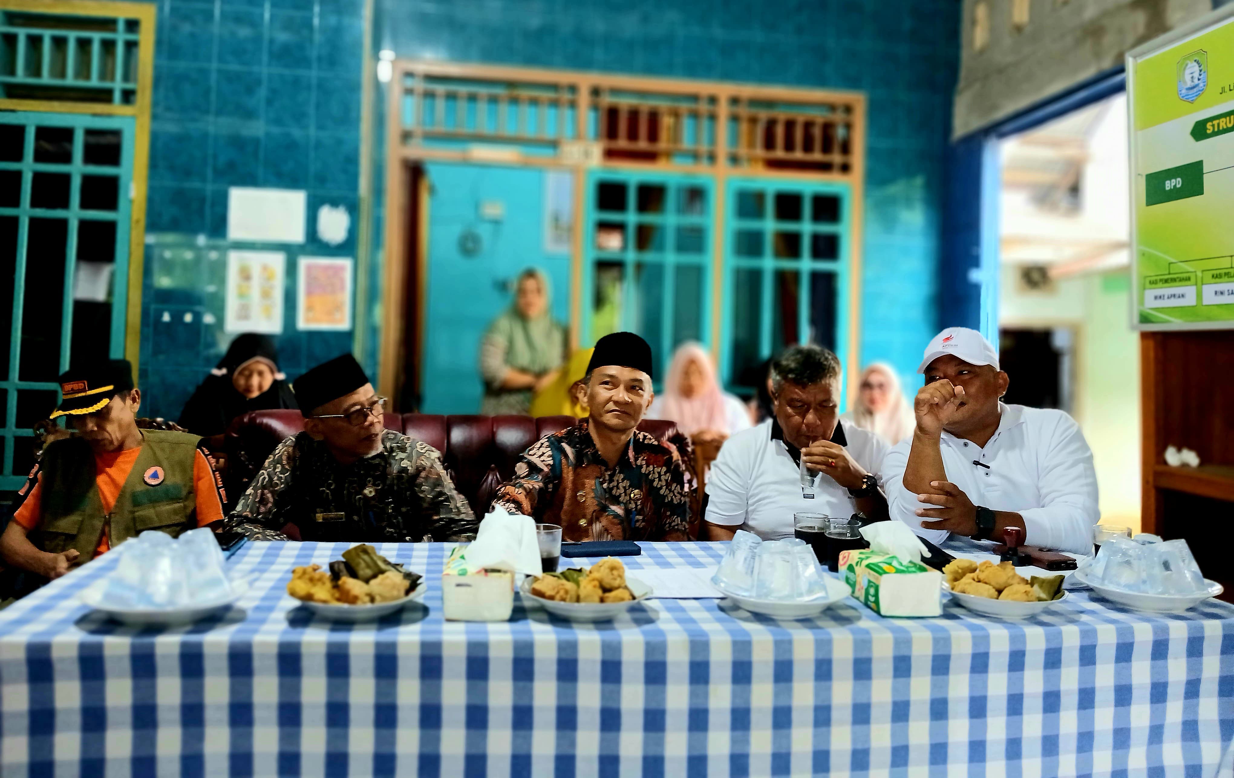 Puting Beliung di Tanjung Aur I ; Pemerintah Kaur Sigap Serahkan Bantuan