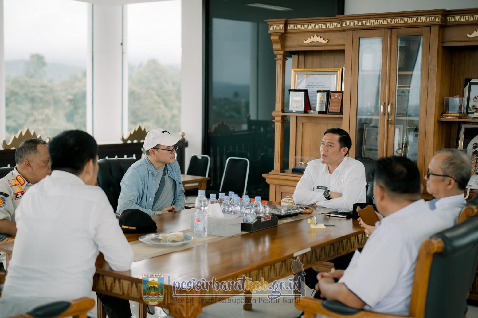 Pemkab Pesisir Barat dan PT Minas Pagai Lumber Bahas Penanganan Dampak Terbadang Panglong Kayu