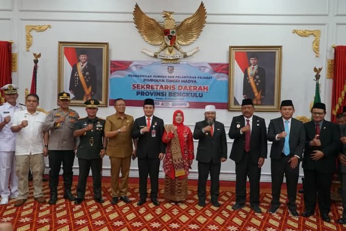 Herwan Antoni Resmi Dilantik sebagai Sekda Provinsi Bengkulu : Gubernur Helmi Hasan Tekankan Penguatan Birokrasi