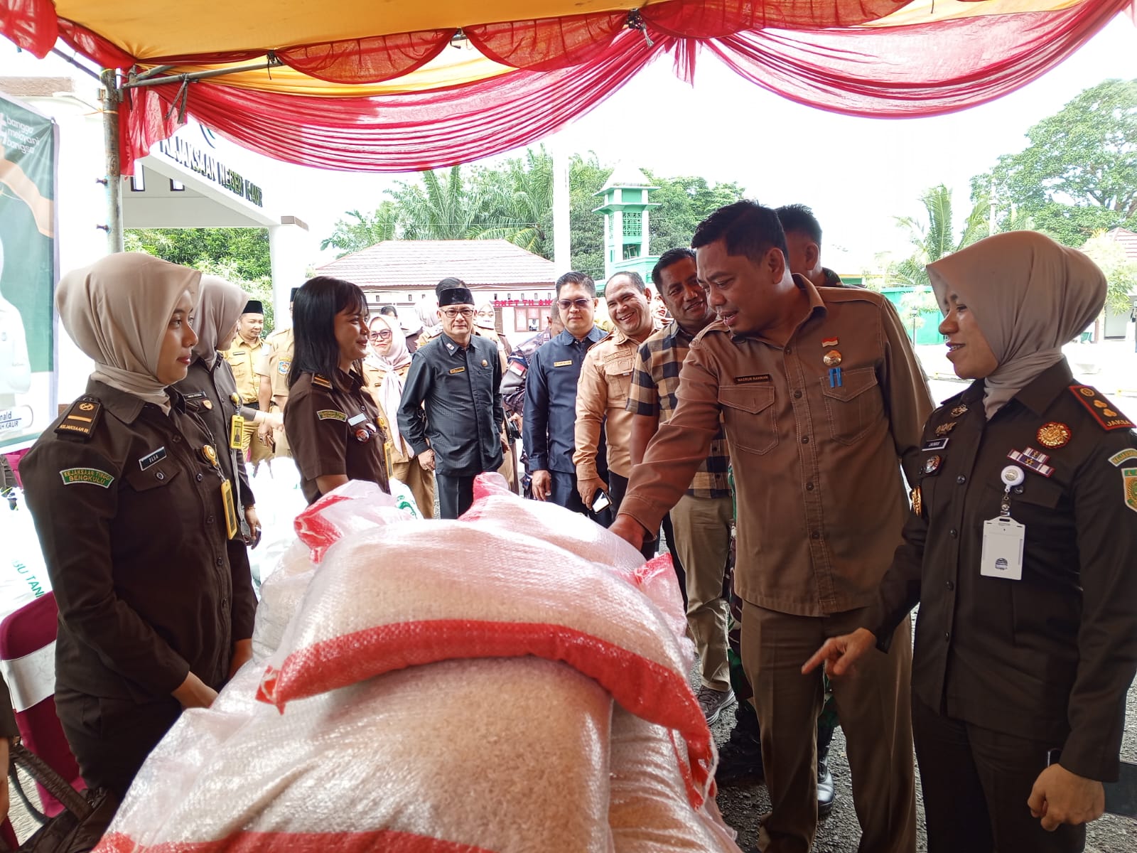 Sinergi untuk Rakyat ; Kejari Kaur Gelar Pasar Murah Jelang Ramadan