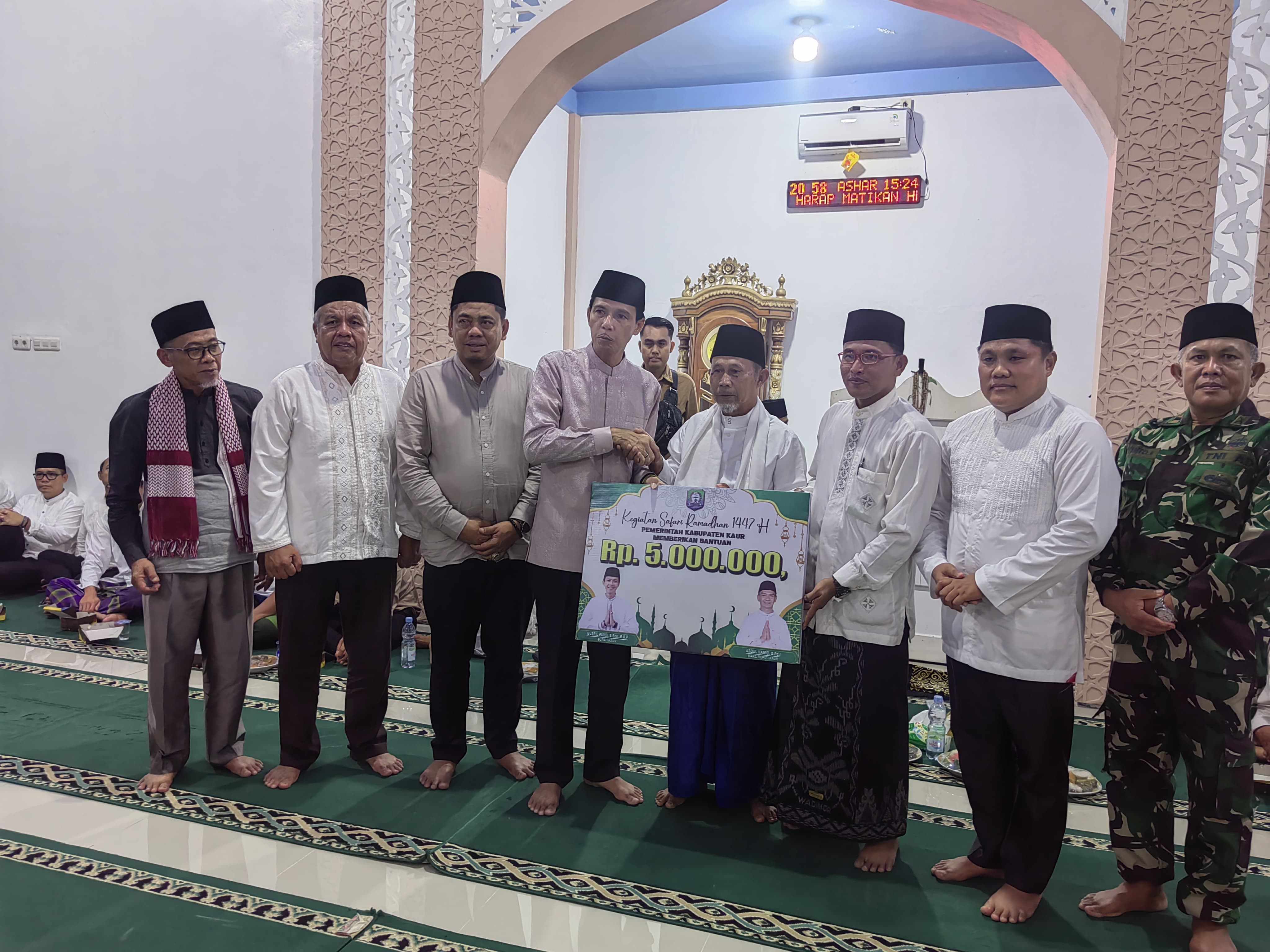 Safari Ramadan di Tanjung Kemuning III ; Bupati Gusril Pererat Silaturahmi dan Serahkan Bantuan