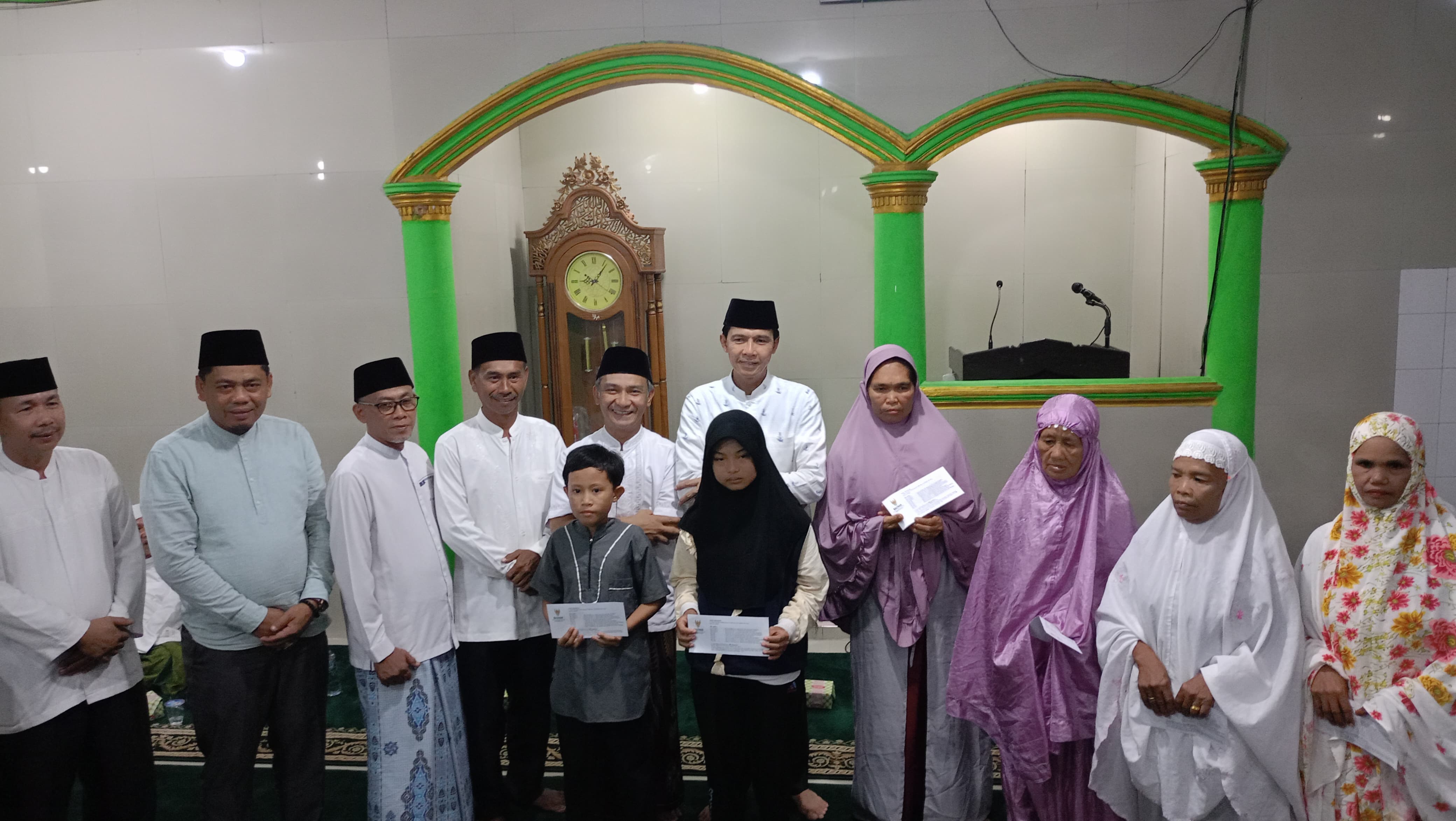 Safari Ramadan di Kaur Utara : Pemkab Kaur Serahkan Santunan Anak Yatim dan Bantuan Bedah Rumah