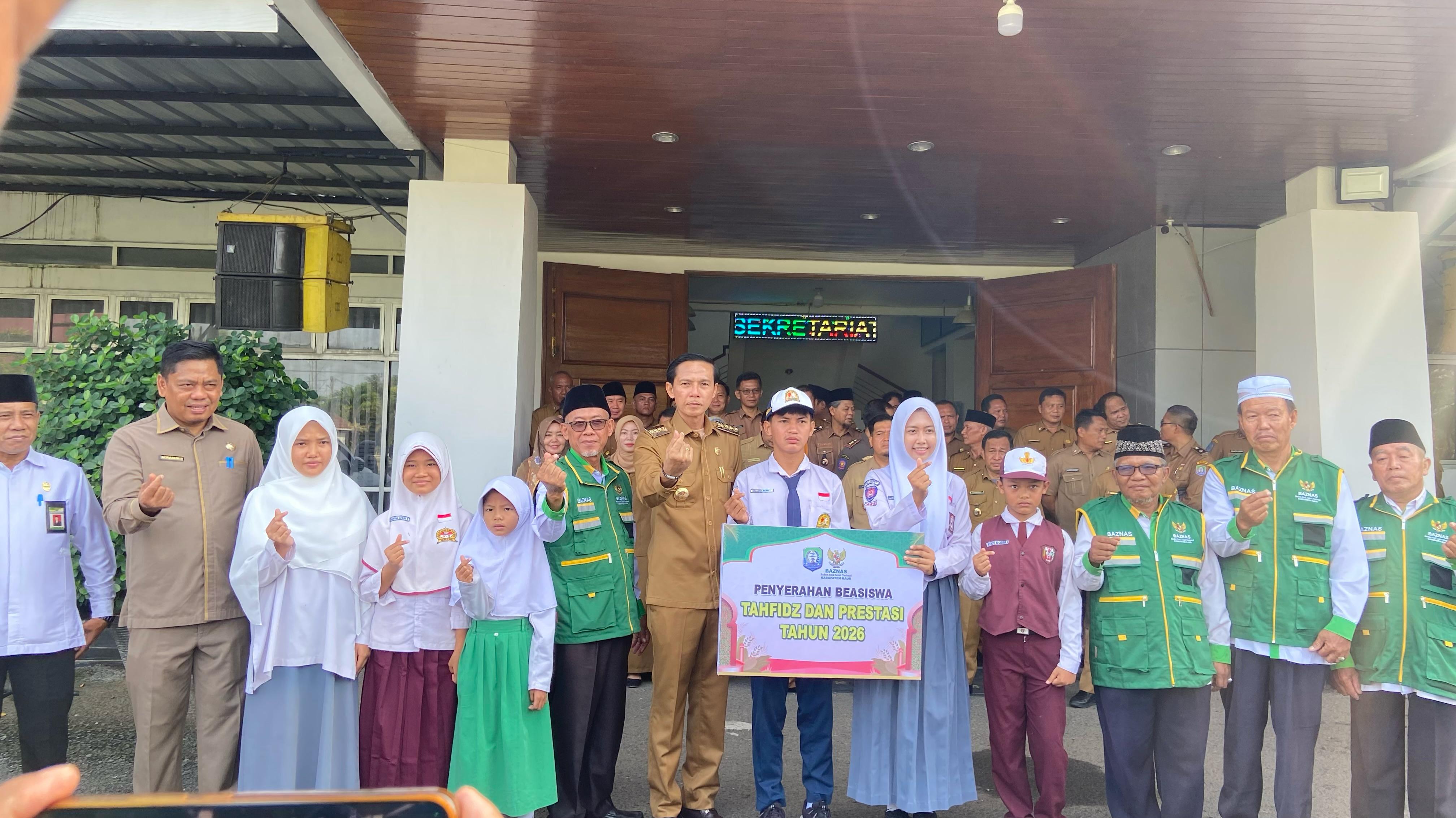 Bupati Kaur Serahkan Beasiswa untuk Penghafal Al-Qur’an dan Pelajar Berprestasi ; Wujud Dukungan Generasi Unggul