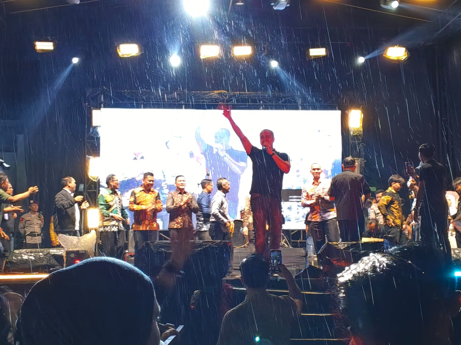 Malam Puncak Festival Gurita Meriah ; Ribuan Warga Padati Lapangan Merdeka Bintuhan
